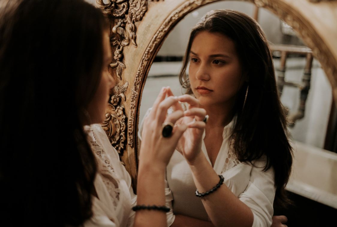 A Guide to Scrying or Looking at Reflections